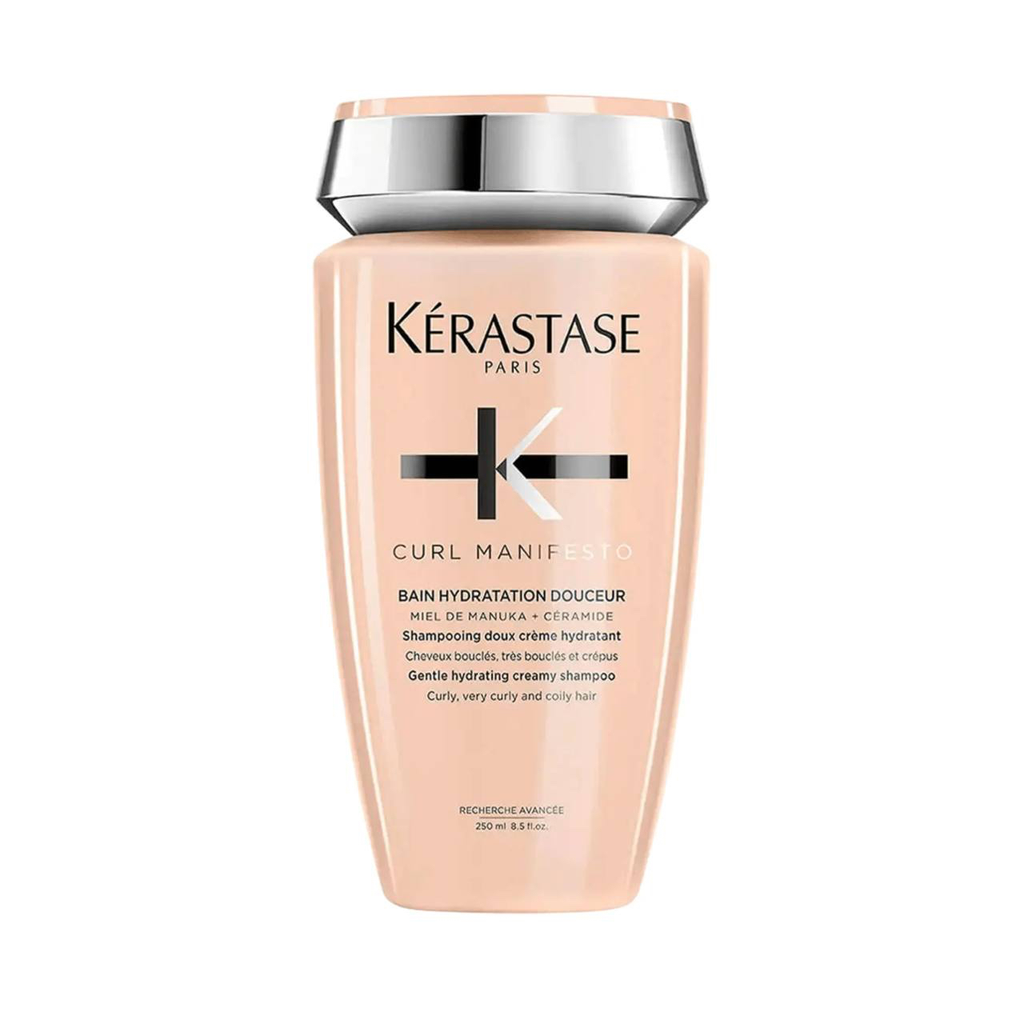 شامبو Kérastase Curl Manifesto هو شامبو كريمي مرطب مصمم خصيصًا لتنظيف فروة الرأس والشعر بلطف